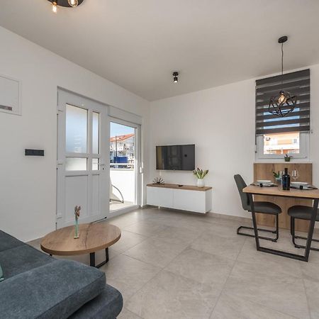 Apartments Yellow Новаля Екстер'єр фото