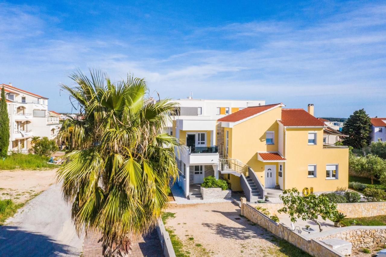 Apartments Yellow Новаля Екстер'єр фото