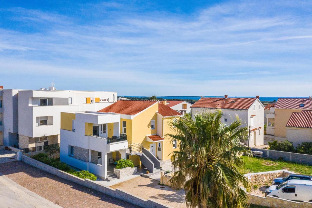 Apartments Yellow Новаля Екстер'єр фото