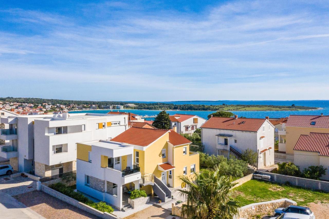 Apartments Yellow Новаля Екстер'єр фото