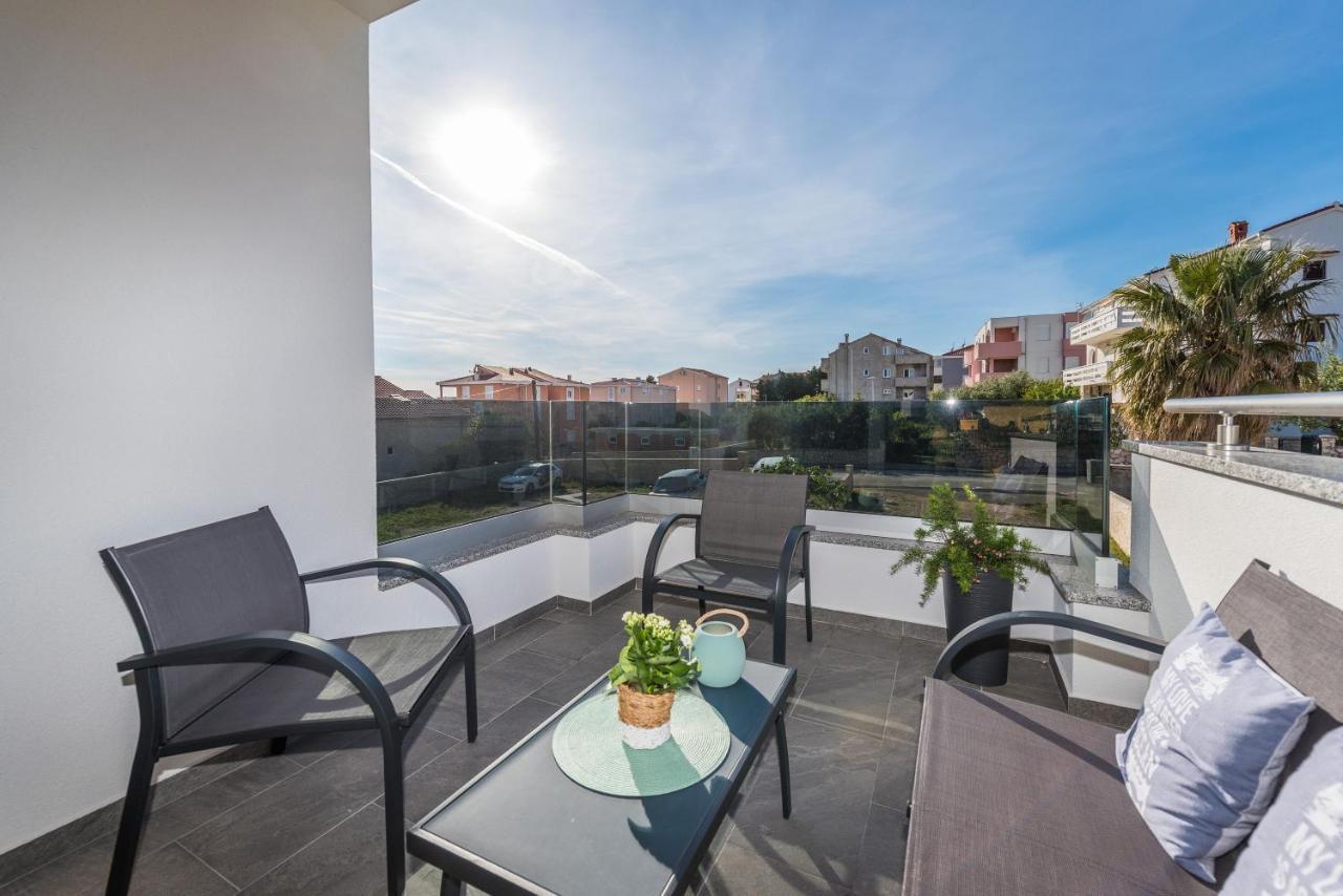 Apartments Yellow Новаля Екстер'єр фото
