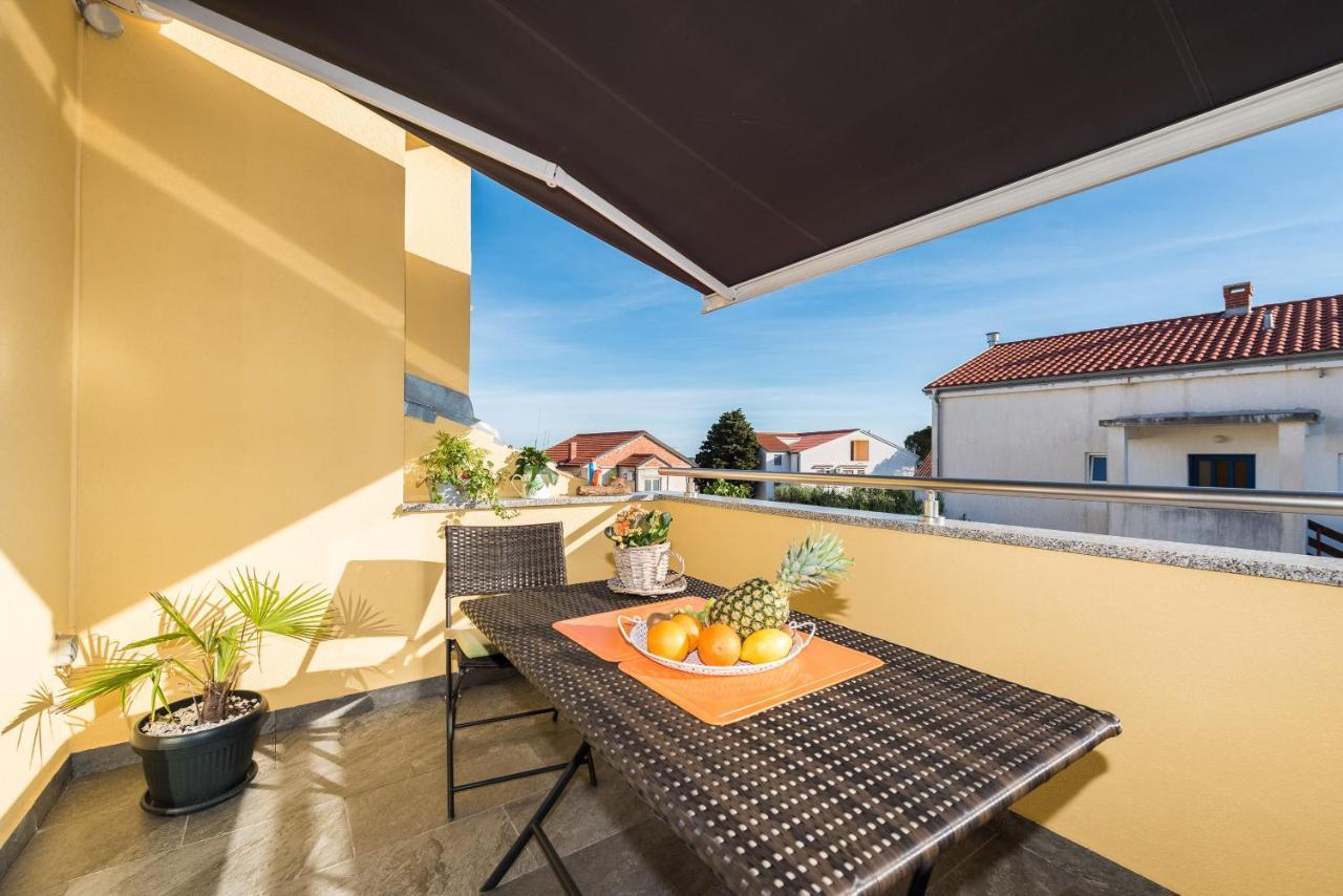 Apartments Yellow Новаля Екстер'єр фото