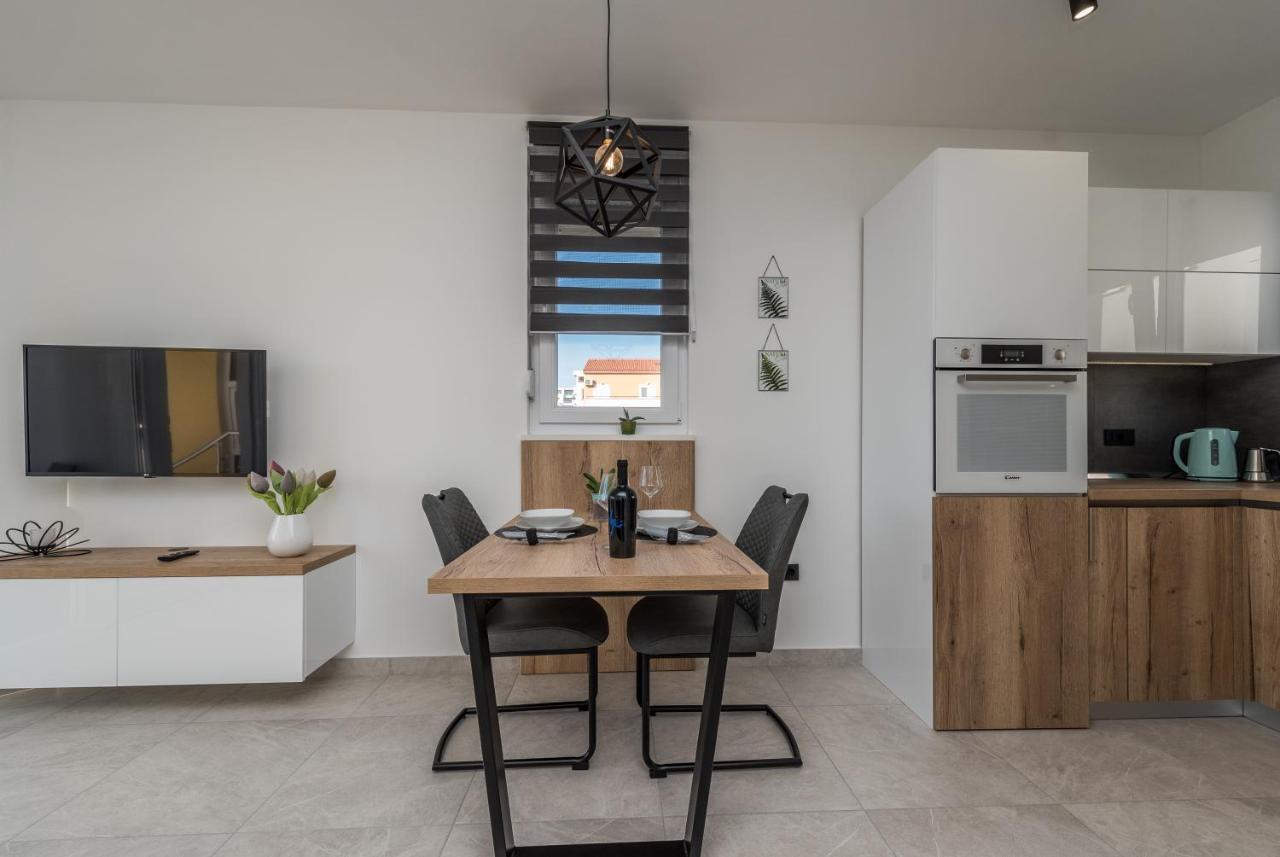 Apartments Yellow Новаля Екстер'єр фото