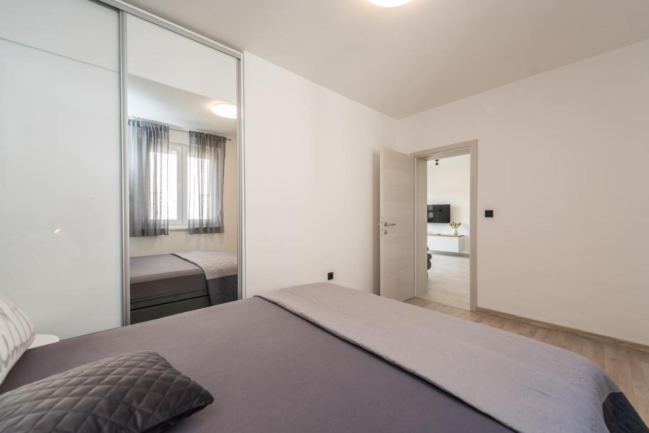 Apartments Yellow Новаля Екстер'єр фото