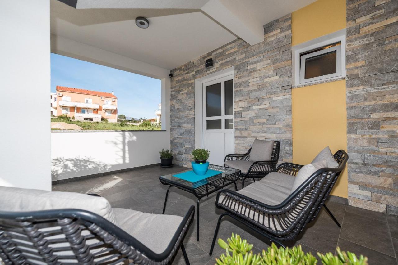 Apartments Yellow Новаля Екстер'єр фото