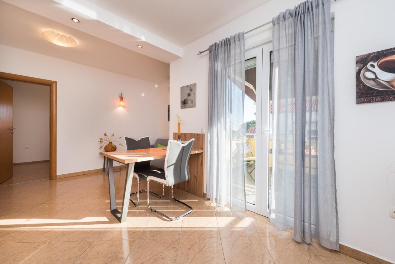 Apartments Yellow Новаля Екстер'єр фото