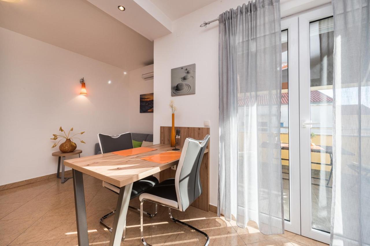 Apartments Yellow Новаля Екстер'єр фото
