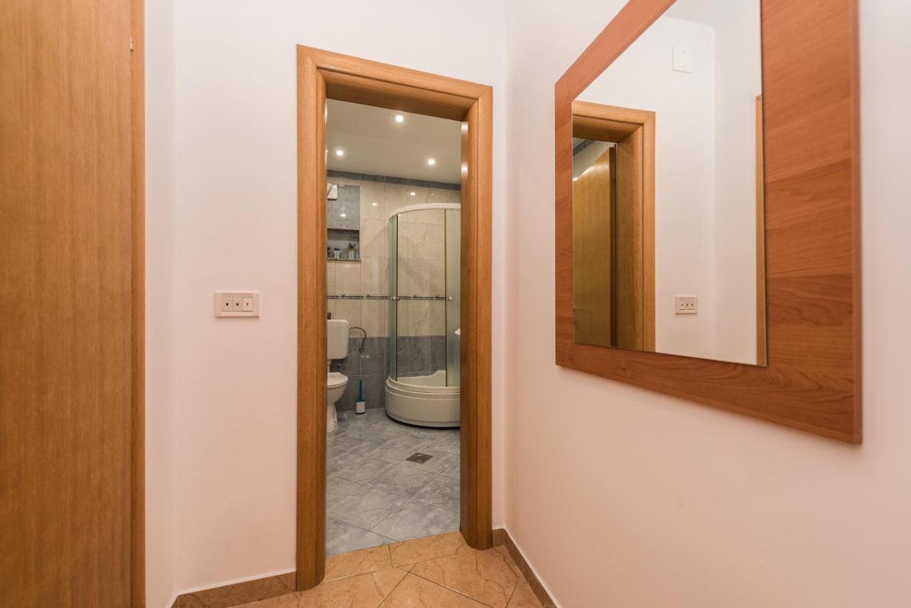 Apartments Yellow Новаля Екстер'єр фото