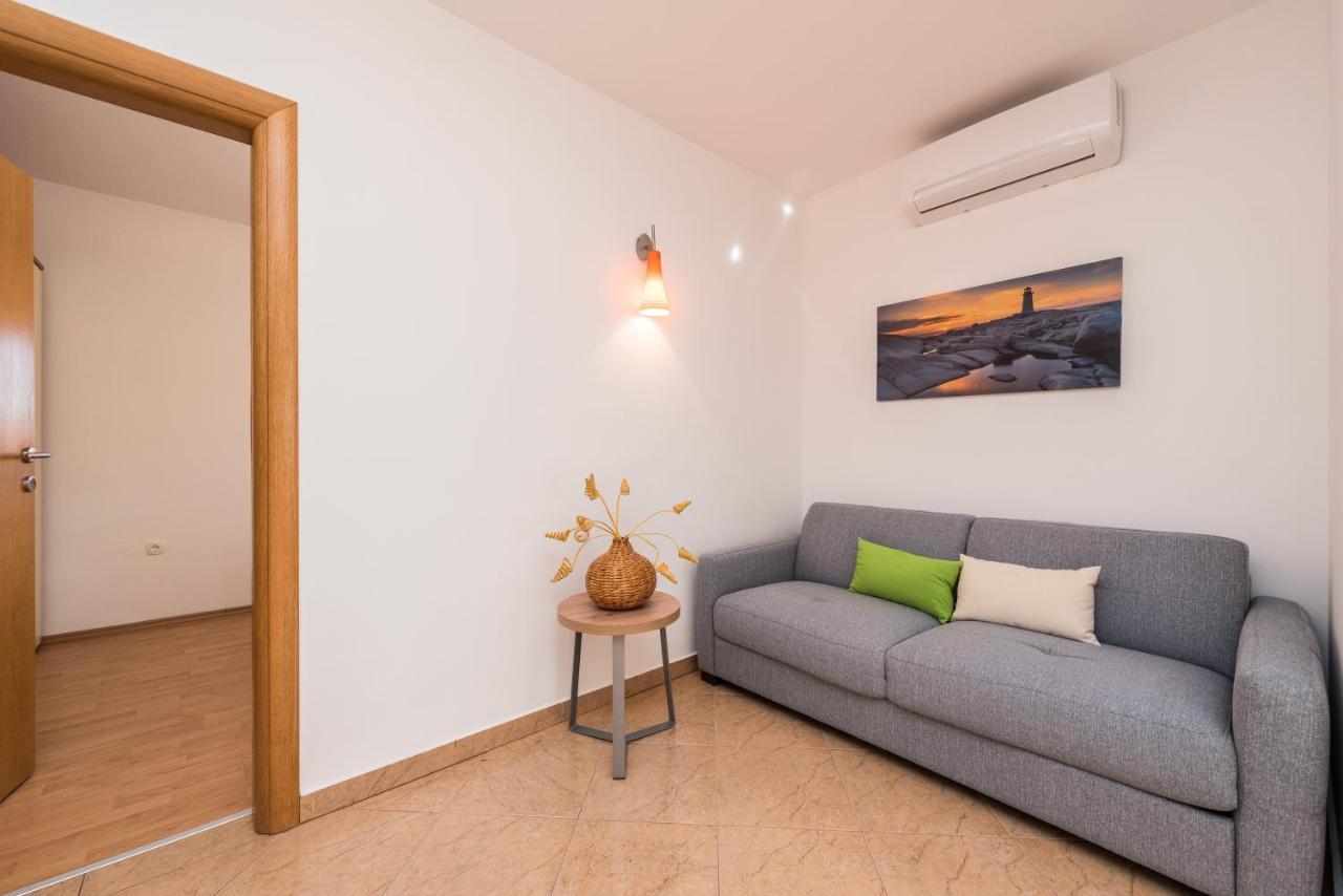 Apartments Yellow Новаля Екстер'єр фото
