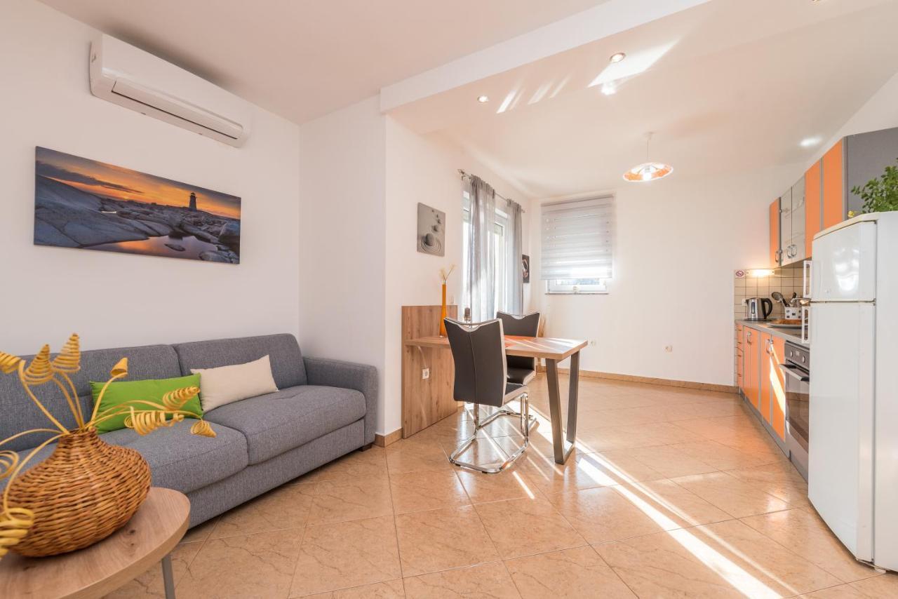 Apartments Yellow Новаля Екстер'єр фото