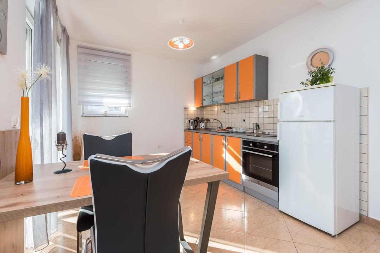 Apartments Yellow Новаля Екстер'єр фото