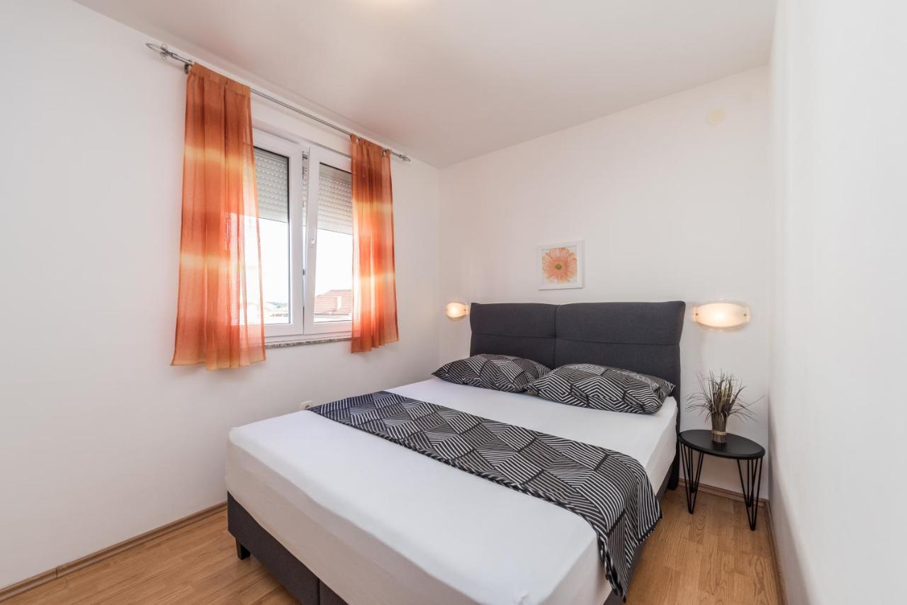 Apartments Yellow Новаля Екстер'єр фото