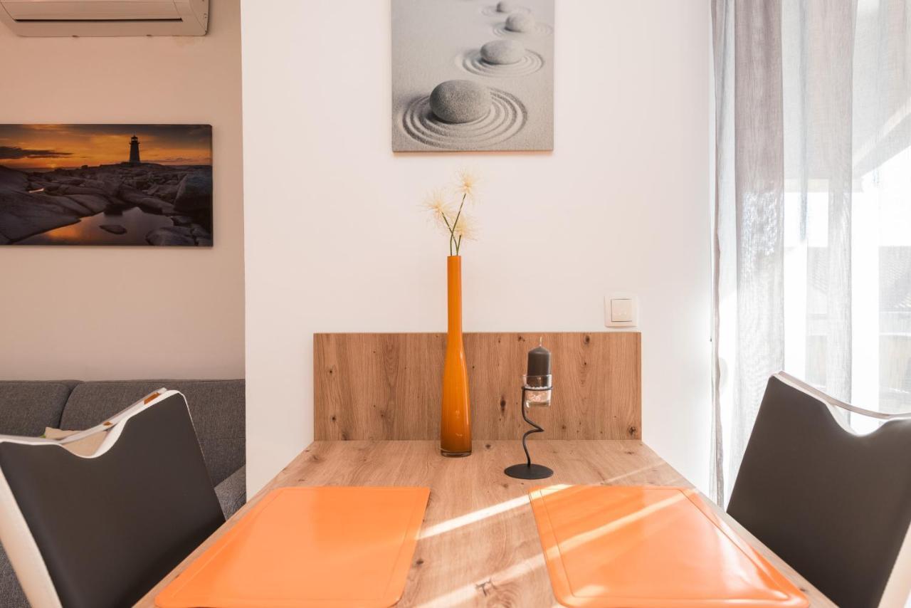 Apartments Yellow Новаля Екстер'єр фото