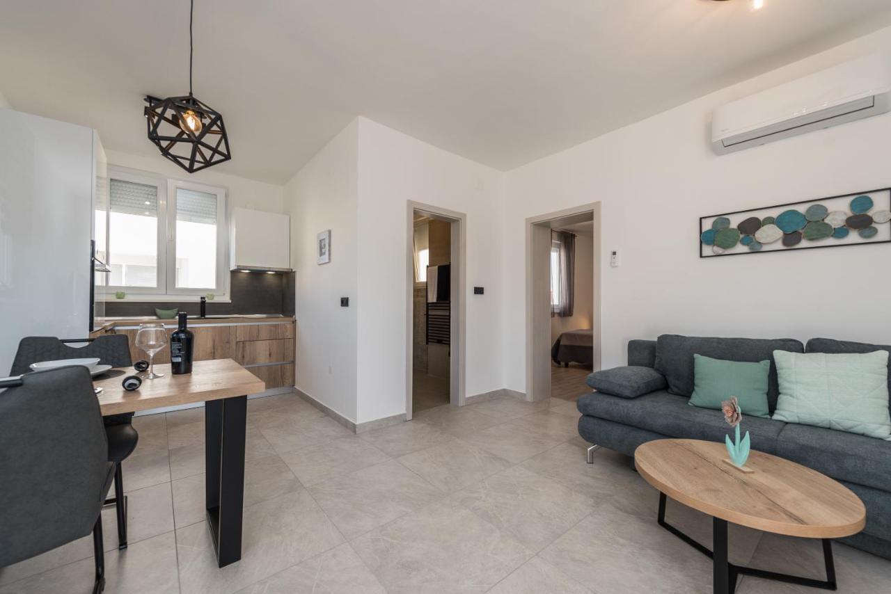 Apartments Yellow Новаля Екстер'єр фото