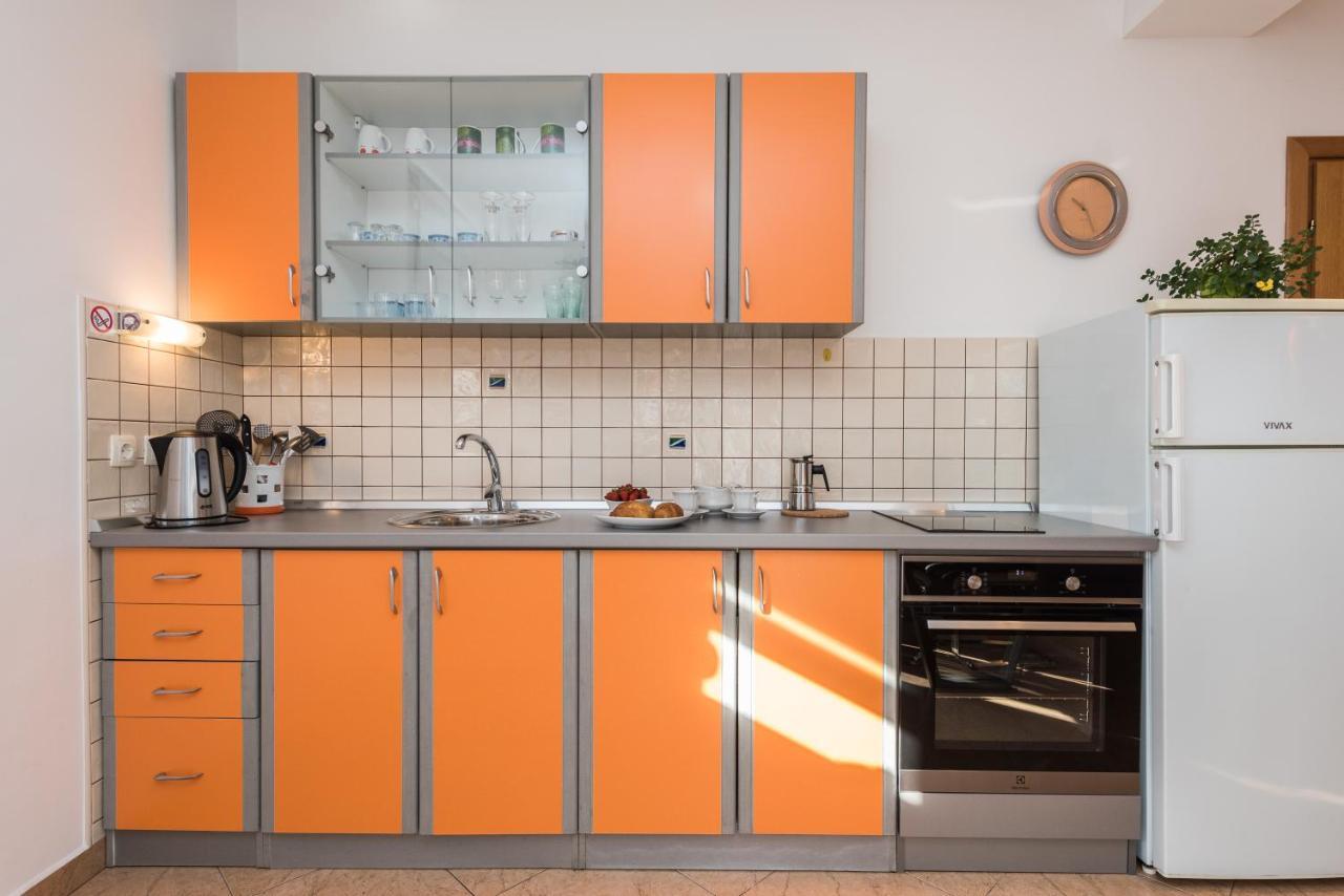 Apartments Yellow Новаля Екстер'єр фото