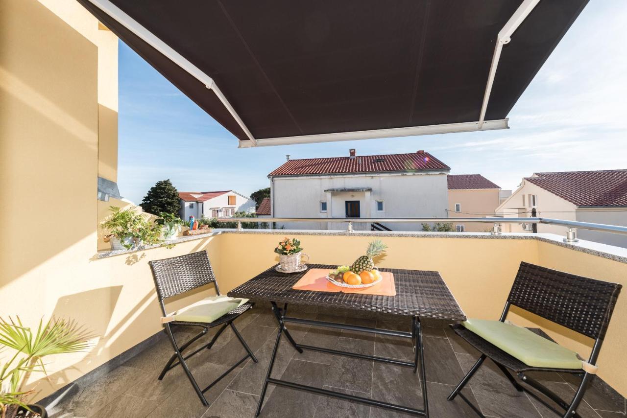 Apartments Yellow Новаля Екстер'єр фото