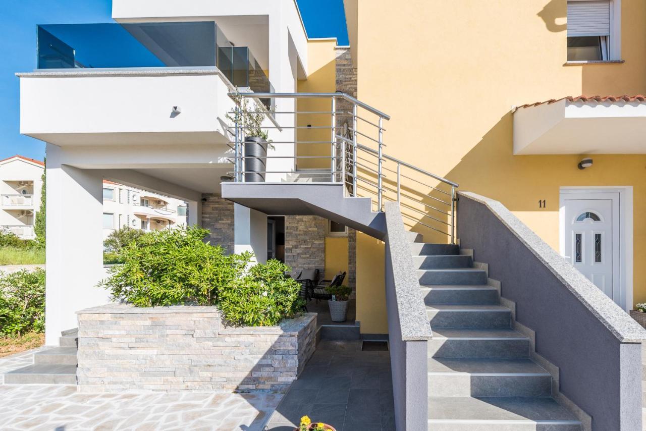 Apartments Yellow Новаля Екстер'єр фото