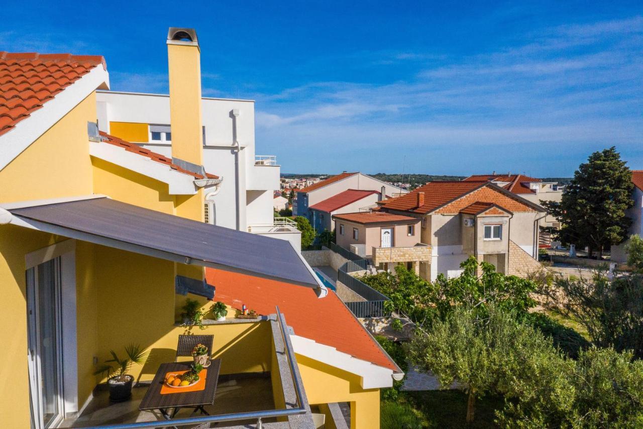 Apartments Yellow Новаля Екстер'єр фото