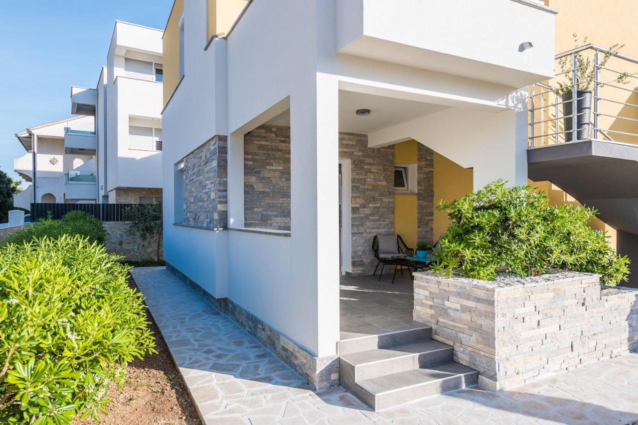 Apartments Yellow Новаля Екстер'єр фото