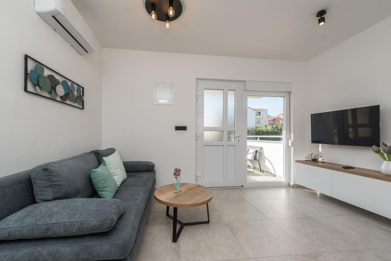 Apartments Yellow Новаля Екстер'єр фото