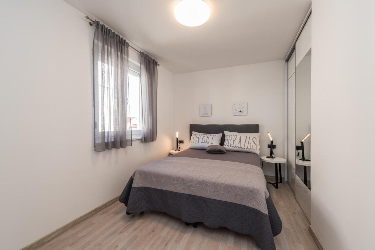 Apartments Yellow Новаля Екстер'єр фото