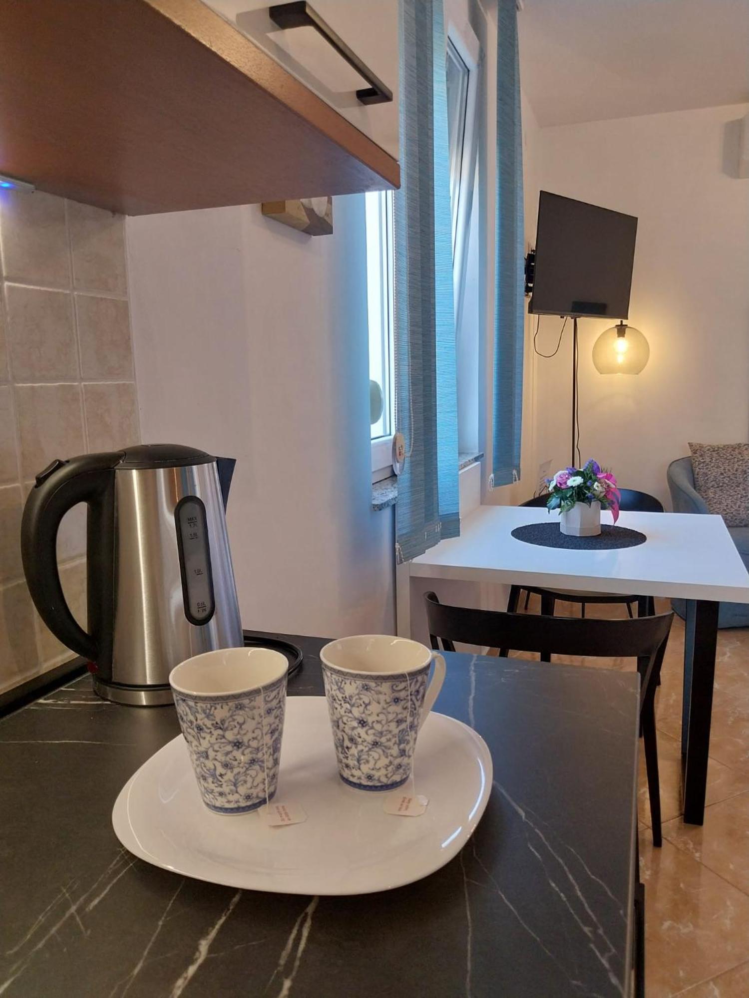Apartments Yellow Новаля Екстер'єр фото