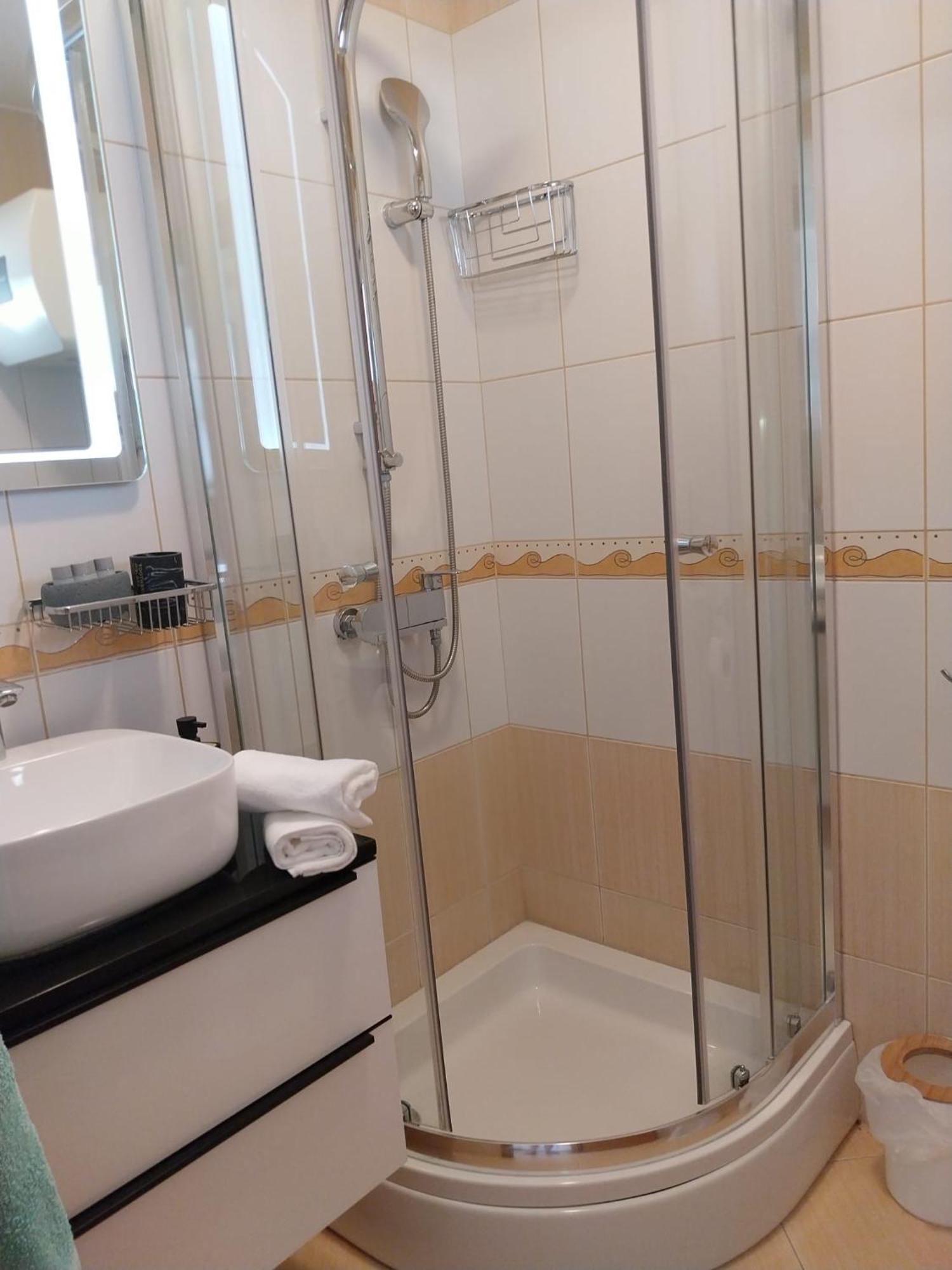 Apartments Yellow Новаля Екстер'єр фото
