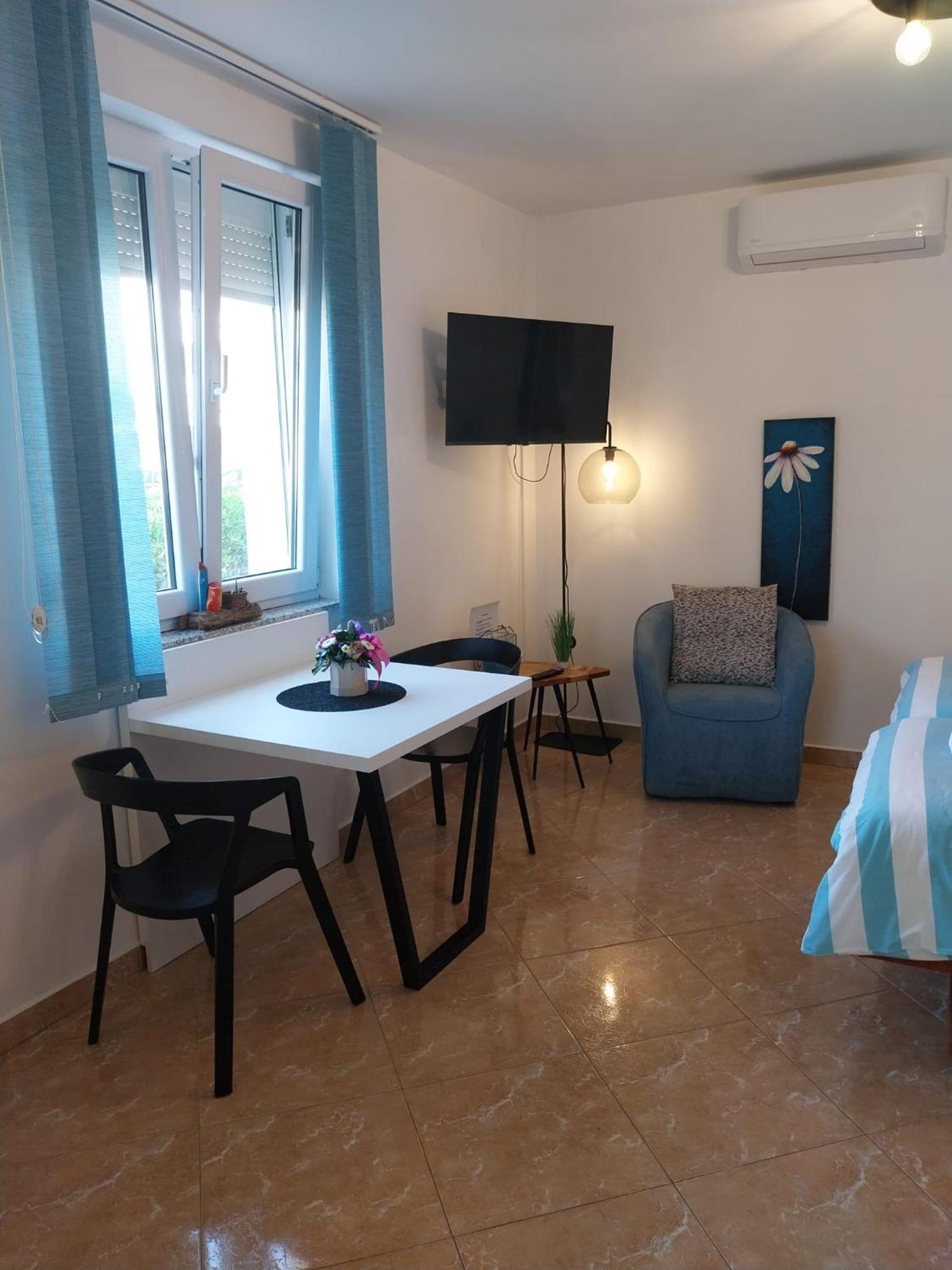 Apartments Yellow Новаля Екстер'єр фото